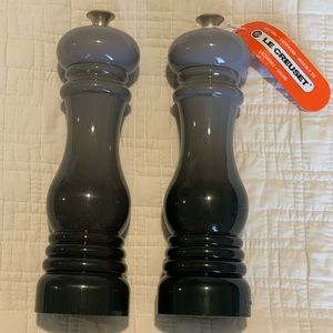 Le Creuset Salt and Pepper Mills Set in Flint NWT